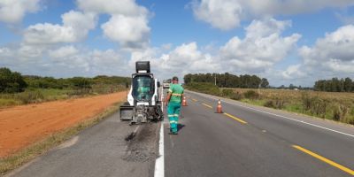 ATENÇÃO: Ecosul realiza serviço de manutenção na BR-116 em Camaquã