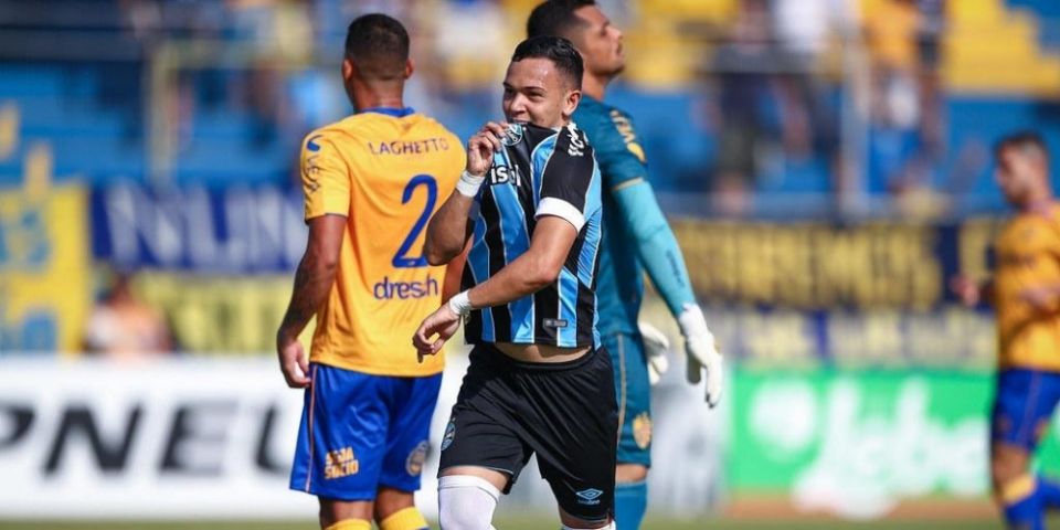 Grêmio vence o Pelotas na Boca do Lobo e reassume liderança do grupo 2