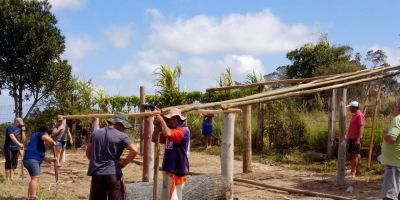 Estudantes ganham estufa para hortaliças na EMEF Santo Antônio em Camaquã