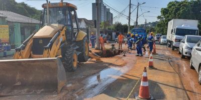 Problemas em tubulação de gás provocam bloqueio de via na zona Sul de Porto Alegre