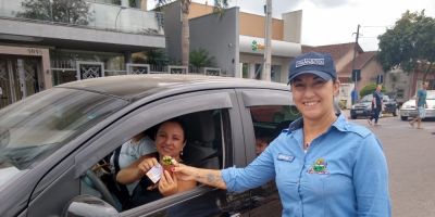 Agentes de Trânsito distribuem flores em homenagem ao Dia Internacional da Mulher em Camaquã