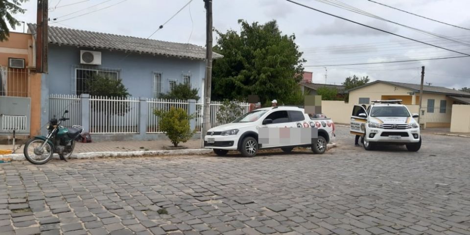 Motocicleta corta preferencial de caminhonete no bairro Olaria em Camaquã