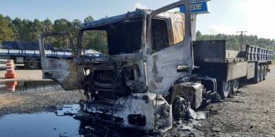 FOTOS E VÍDEO: carreta pega fogo às margens da BR-116 em Camaquã