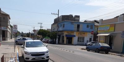 Internauta do BJ flagra veículo estacionado na contramão no centro de Camaquã