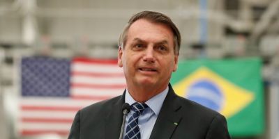 Após cumprimentar apoiadores, Bolsonaro diz que é o responsável caso tenha se contaminado