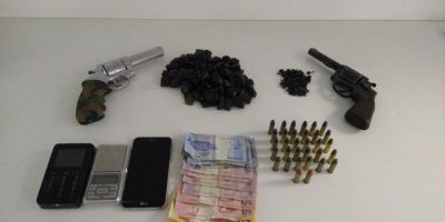 Três pessoas são presas por porte ilegal de arma de fogo e tráfico de drogas em Viamão