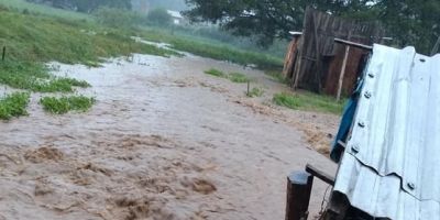 Moradora do Ouro Verde reclama de esgoto a céu aberto que passa dentro de seu pátio