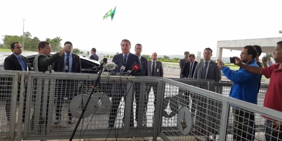 Um dia após pronunciamento, Bolsonaro repete ataques a governadores e críticas ao isolamento