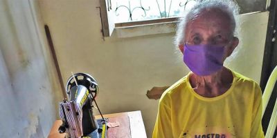 Idosa de 87 anos costura máscaras em casa e doa para vizinhos no Maranhão