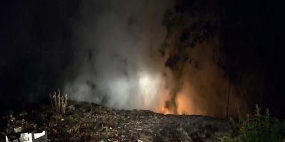 Bombeiros combatem incêndio em um lixão da vila Dique, em Porto Alegre