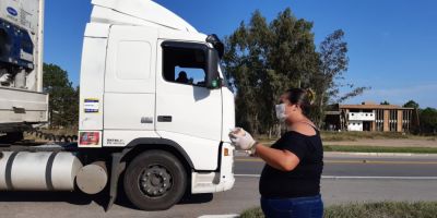 Grupo de amigos mobiliza comunidade e distribui lanche para caminhoneiros em Camaquã