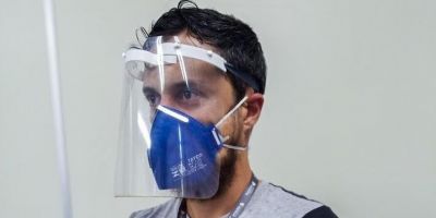 Feevale produz protetores faciais de acetato para os profissionais da saúde