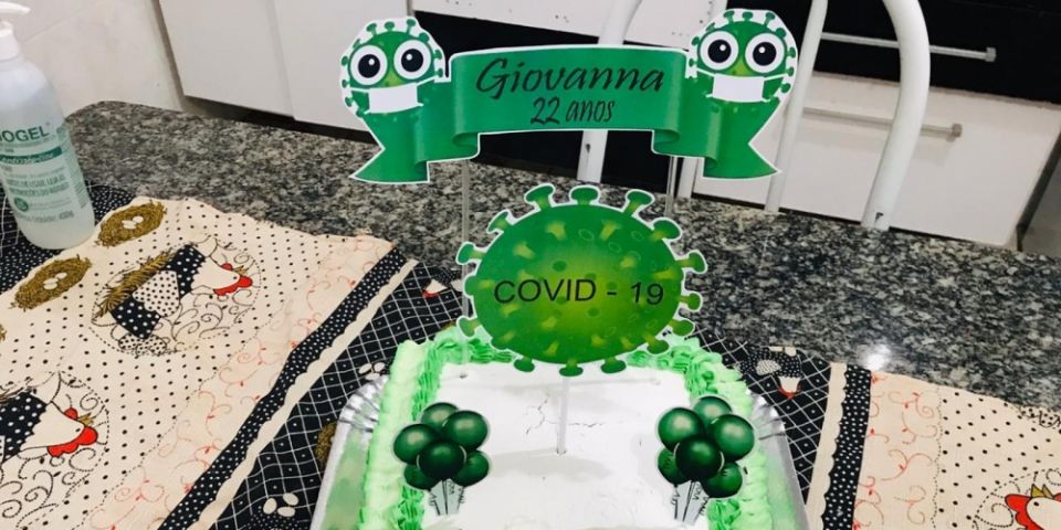 Isolada em casa, jovem ganha festa surpresa com bolo 'inspirado' na pandemia de coronavírus