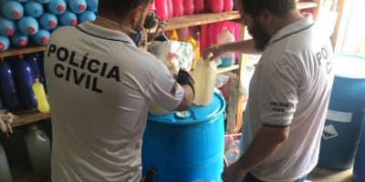 Polícia Civil apreende galões de álcool em gel em fábrica clandestina na capital