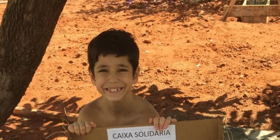 Menino cria 'caixa solidária' para ajudar moradores de rua durante a pandemia do coronavírus