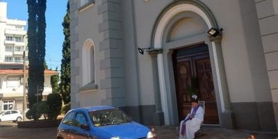 Padre de Tapera atende confissões de fiéis dentro de carros em frente à paróquia durante Semana Santa