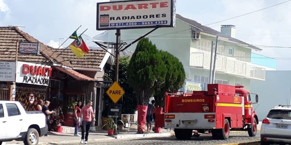 Incêndio em borracharia mobiliza vizinhos e bombeiros em Camaquã