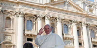 "Sejam mensageiros da vida em tempos de morte", diz papa