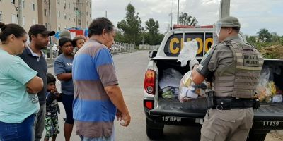 Brigada Militar entrega cestas básicas para população em Canoas