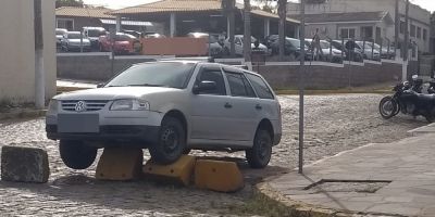 Motorista sobe com veículo sobre pedras no centro de Camaquã