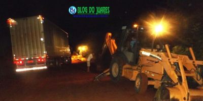 Lama na estrada que vai para Santa Auta provoca acidente de caminhão, que bloqueia o acesso