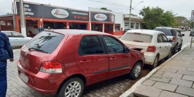 Acidente envolve quatro veículos no centro de Camaquã