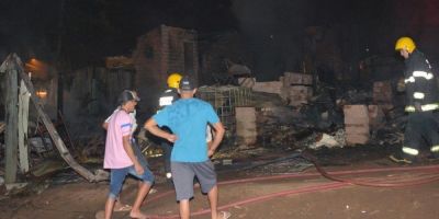 Incêndio consome dez casas em região metropolitana de Porto Alegre