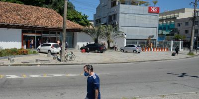 Painéis de trânsito no Rio alertam sobre uso de máscaras