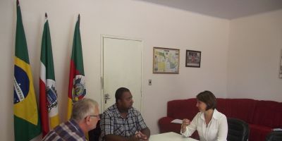 Empresa Badush conhece o trabalho da oficina de costura das mulheres cristalenses