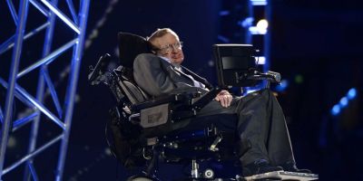 Família de Stephen Hawking doa seu respirador pessoal a hospital para combate à Covid-19 no Reino Unido