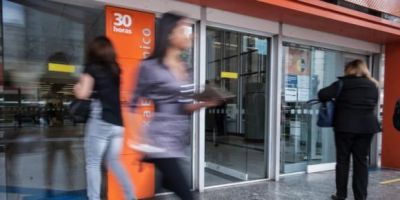 Com bancos fechados, clientes podem pagar contas em canais eletrônicos