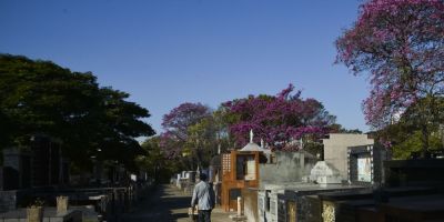 Sepultamento em tempos de covid-19 exige mudança de rituais