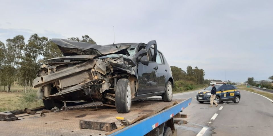 Homem fica ferido em colisão entre automóvel e caçamba na BR-116 em Camaquã