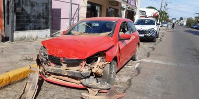 FOTOS: dois carros se envolvem em acidente no centro de Camaquã