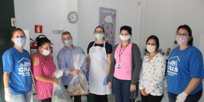 Famílias de alunos das escolas municipais de Camaquã recebem kits com verduras e legumes