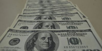 Dólar sobe 4,69% em abril, bolsa tem alta de 10,25% no mês