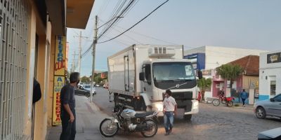 Caminhão bate em poste e deixa parte do centro de Camaquã sem luz