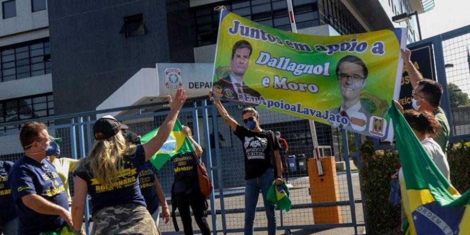 Apoiadores de Moro confrontam os de Bolsonaro em frente à PF