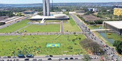 Carreata pró-Bolsonaro na Esplanada dos Ministérios reúne milhares de pessoas