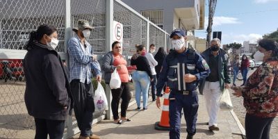 Servidores da Prefeitura de Camaquã auxiliam em organização de fila em agência bancária