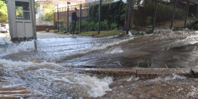 Vazamento cria corredeira em rua e deixa 13 localidades de Porto Alegre sem água