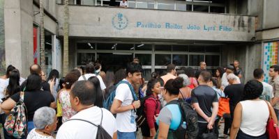 Grau de educação dos pais reduz evasão escolar das filhas por gravidez