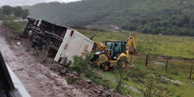 Ônibus tomba e deixa dez pessoas feridas no RS