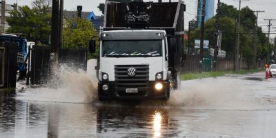 Chuva retorna e traz de volta problemas de acúmulo de água em Porto Alegre