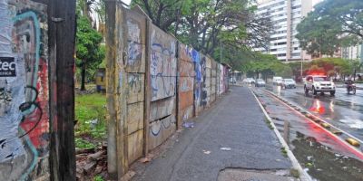 Mulher é encontrada morta em terreno baldio em Porto Alegre