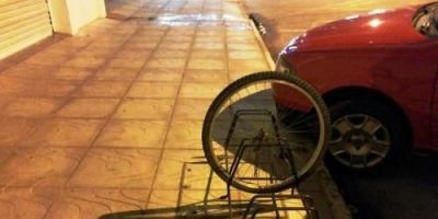 Bicicleta é furtada, mas a roda fica cadeada na grade, em Tapes