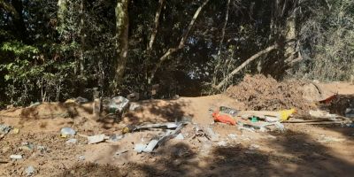 Equipe de reportagem do BJ registra descarte irregular de lixo no bairro Floresta em Camaquã