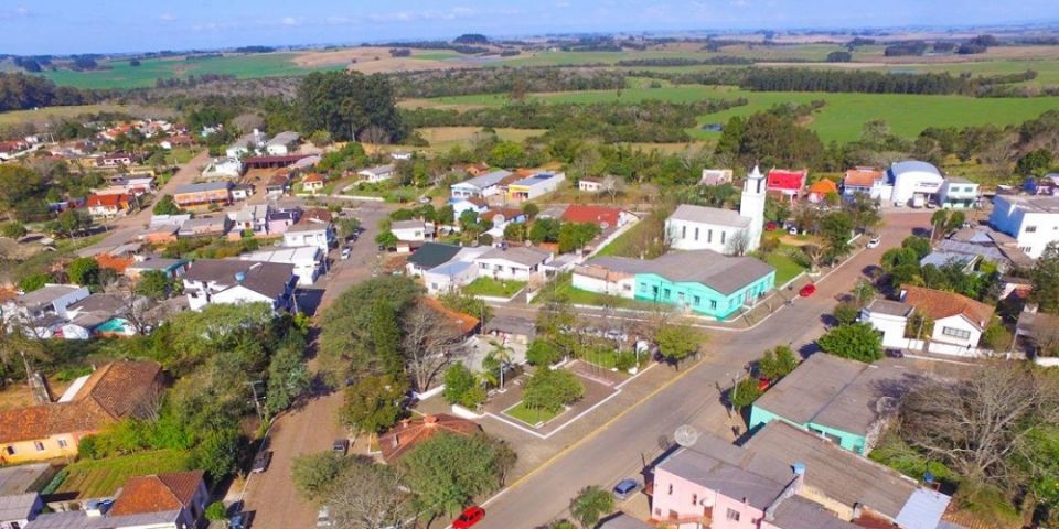 Agricultor morre com descarga elétrica de um raio enquanto usava o celular