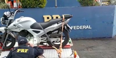 Casal vai até unidade da PRF em Eldorado do Sul entregar motocicleta furtada