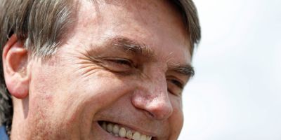 Bolsonaro cumprimenta apoiadores em ato em Brasília